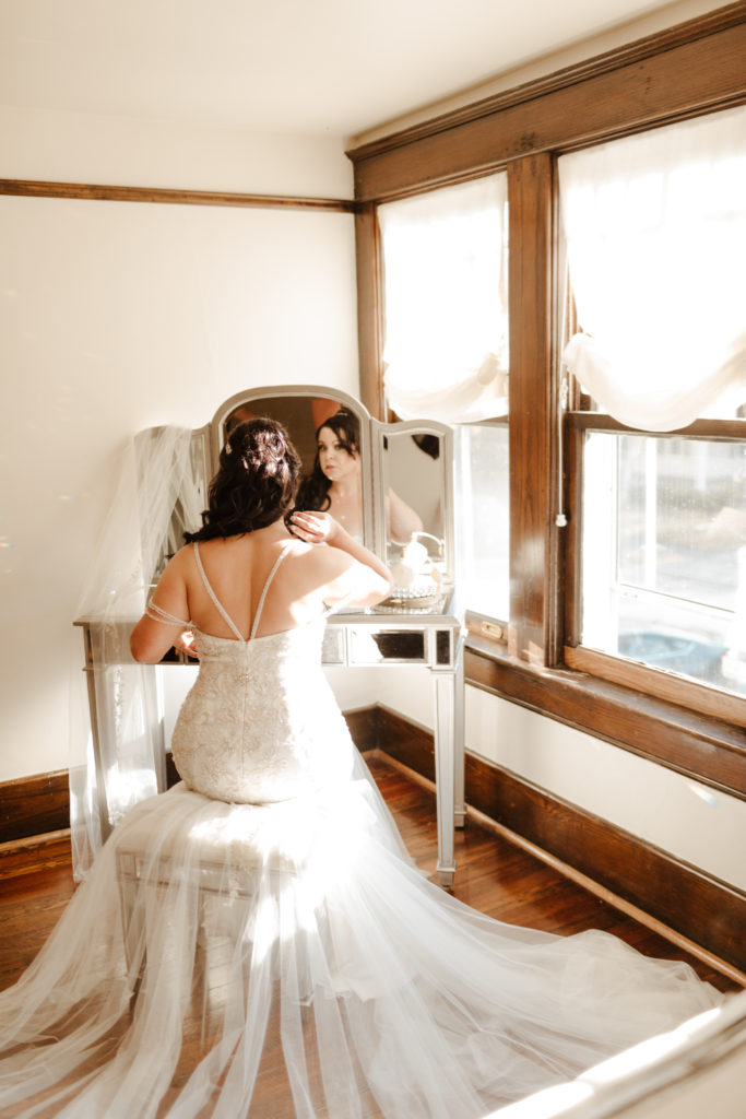 bride getting ready at nashville wedding venue in bridal suite